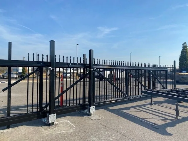 Automatic sliding gate travelling along a fence line